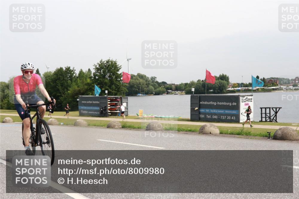 15.06.2025 - 27. Vierlanden-Triathlon H.Heesch http://msf.ph/oto/8009980 15.06.2025 10:59:20 Radfahren 445, 472 meine-sportfotos.de