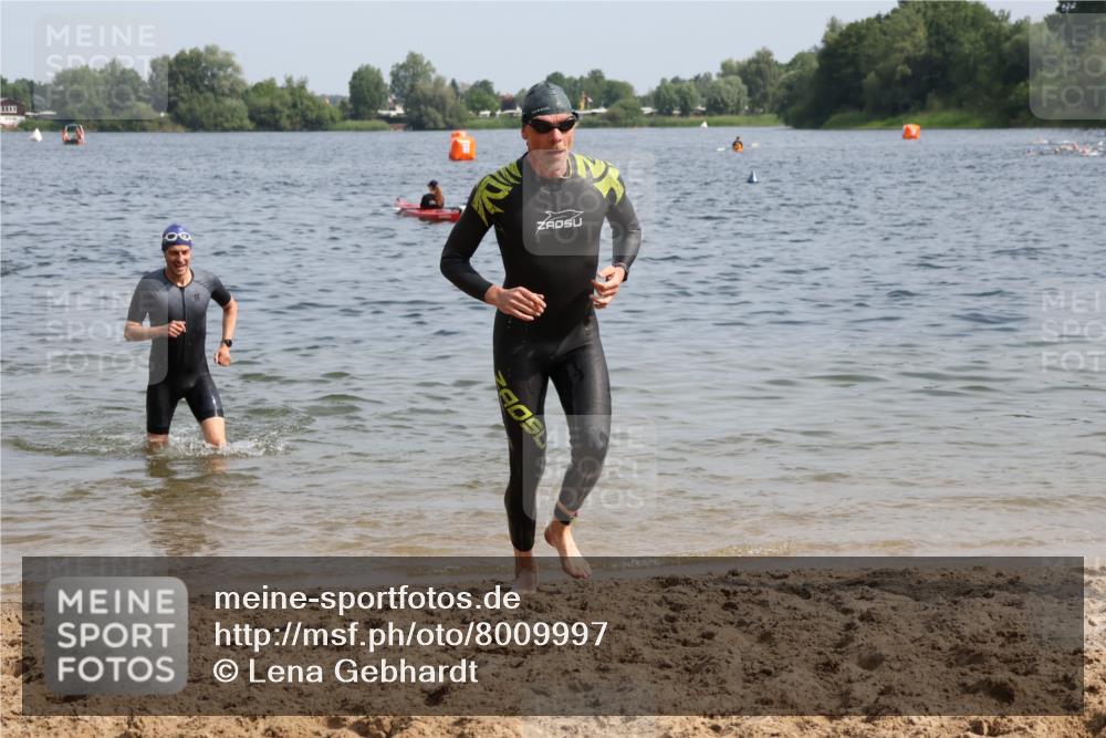 15.06.2025 - 27. Vierlanden-Triathlon Lena Gebhardt http://msf.ph/oto/8009997 15.06.2025 10:07:02 Schwimmen 131, 376, 429, 462, 467 meine-sportfotos.de