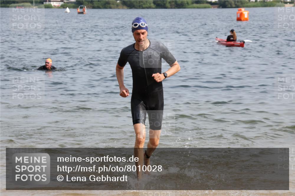 15.06.2025 - 27. Vierlanden-Triathlon Lena Gebhardt http://msf.ph/oto/8010028 15.06.2025 10:07:04 Schwimmen 131, 376, 429, 462, 467 meine-sportfotos.de