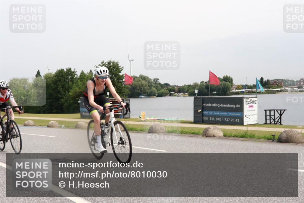 15.06.2025 - 27. Vierlanden-Triathlon H.Heesch http://msf.ph/oto/8010030 15.06.2025 10:59:35 Radfahren 206, 220, 526, 611, 652, 775 meine-sportfotos.de