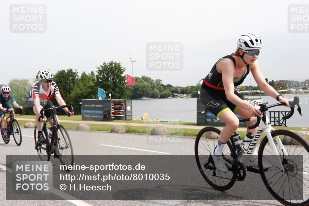 15.06.2025 - 27. Vierlanden-Triathlon H.Heesch http://msf.ph/oto/8010035 15.06.2025 10:59:35 Radfahren 206, 220, 526, 611, 652, 775 meine-sportfotos.de