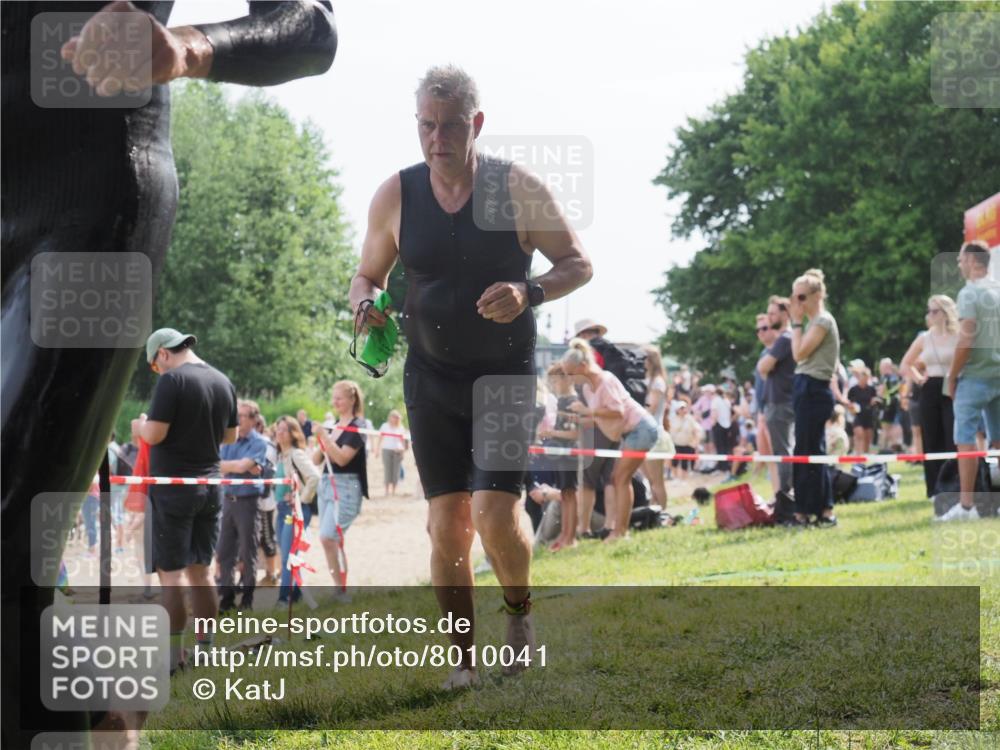 15.06.2025 - 27. Vierlanden-Triathlon KatJ http://msf.ph/oto/8010041 15.06.2025 10:08:12 Schwimmen 295, 373, 403 meine-sportfotos.de