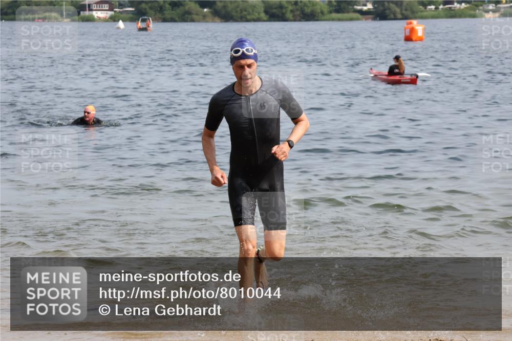 15.06.2025 - 27. Vierlanden-Triathlon Lena Gebhardt http://msf.ph/oto/8010044 15.06.2025 10:07:05 Schwimmen 131, 376, 429, 459, 462, 467 meine-sportfotos.de