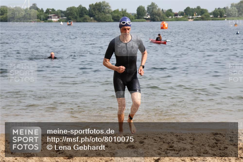 15.06.2025 - 27. Vierlanden-Triathlon Lena Gebhardt http://msf.ph/oto/8010075 15.06.2025 10:07:05 Schwimmen 131, 376, 429, 459, 462, 467 meine-sportfotos.de