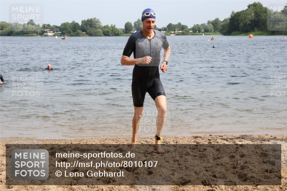 15.06.2025 - 27. Vierlanden-Triathlon Lena Gebhardt http://msf.ph/oto/8010107 15.06.2025 10:07:06 Schwimmen 131, 376, 383, 429, 459, 462, 467 meine-sportfotos.de