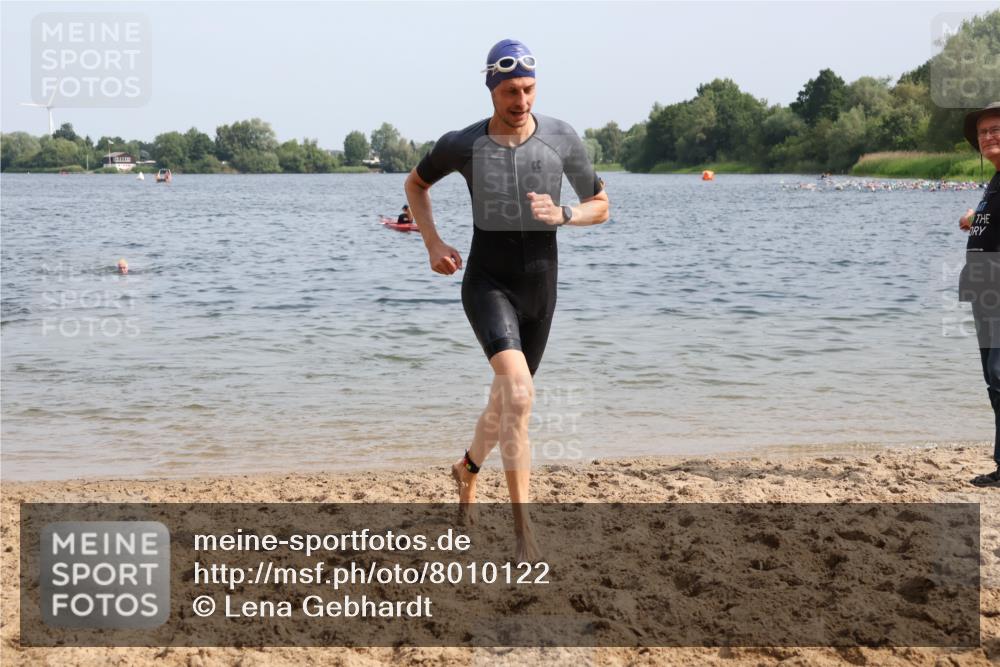 15.06.2025 - 27. Vierlanden-Triathlon Lena Gebhardt http://msf.ph/oto/8010122 15.06.2025 10:07:07 Schwimmen 131, 376, 383, 429, 459, 462 meine-sportfotos.de