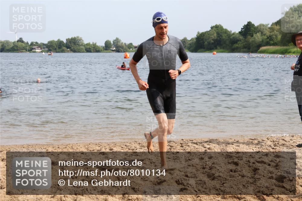 15.06.2025 - 27. Vierlanden-Triathlon Lena Gebhardt http://msf.ph/oto/8010134 15.06.2025 10:07:07 Schwimmen 131, 376, 383, 429, 459, 462 meine-sportfotos.de
