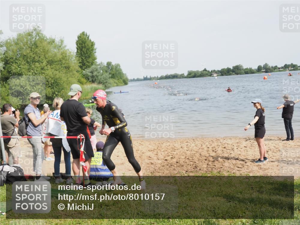 21.06.2025 - 27. Vierlanden-Triathlon MichiJ http://msf.ph/oto/8010157 15.06.2026 10:13:00 Schwimmen 512 meine-sportfotos.de