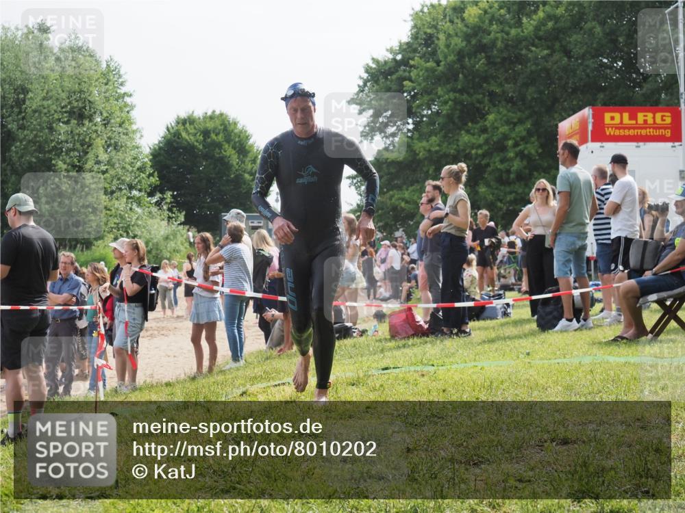 15.06.2025 - 27. Vierlanden-Triathlon KatJ http://msf.ph/oto/8010202 15.06.2025 10:08:22 Schwimmen 295, 399 meine-sportfotos.de