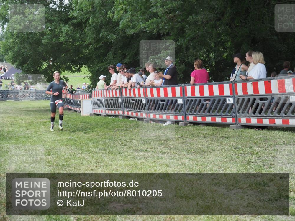 21.06.2025 - 27. Vierlanden-Triathlon KatJ http://msf.ph/oto/8010205 15.06.2025 13:03:54 Ziel 202, 1040 meine-sportfotos.de