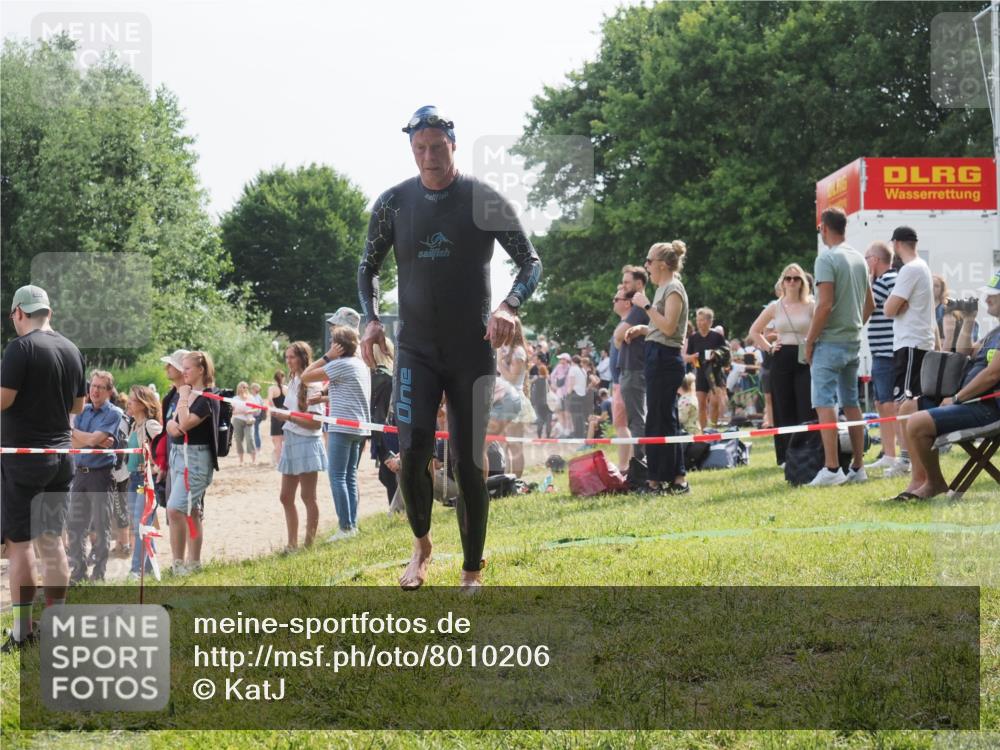 15.06.2025 - 27. Vierlanden-Triathlon KatJ http://msf.ph/oto/8010206 15.06.2025 10:08:22 Schwimmen 295, 399 meine-sportfotos.de