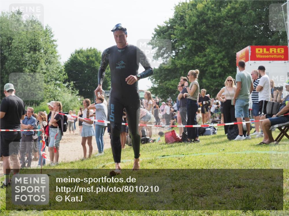 15.06.2025 - 27. Vierlanden-Triathlon KatJ http://msf.ph/oto/8010210 15.06.2025 10:08:22 Schwimmen 295, 399 meine-sportfotos.de