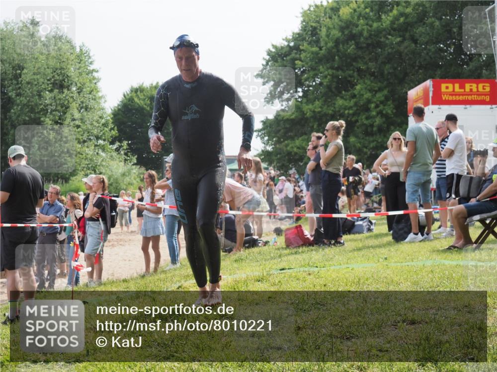 15.06.2025 - 27. Vierlanden-Triathlon KatJ http://msf.ph/oto/8010221 15.06.2025 10:08:22 Schwimmen 295, 399 meine-sportfotos.de