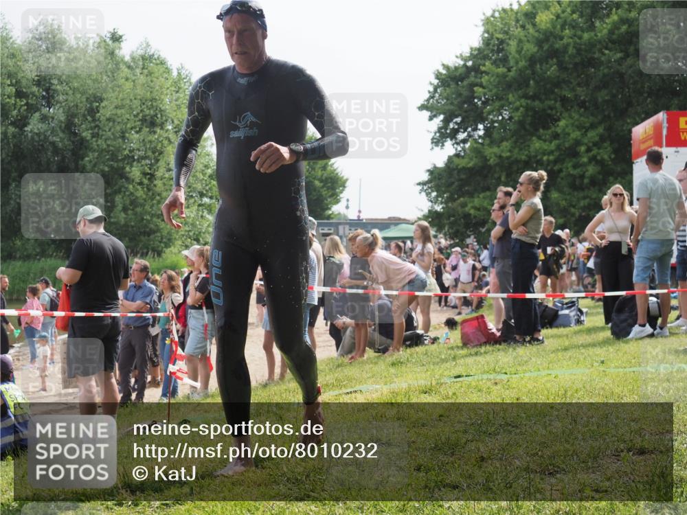 15.06.2025 - 27. Vierlanden-Triathlon KatJ http://msf.ph/oto/8010232 15.06.2025 10:08:23 Schwimmen 295, 399 meine-sportfotos.de