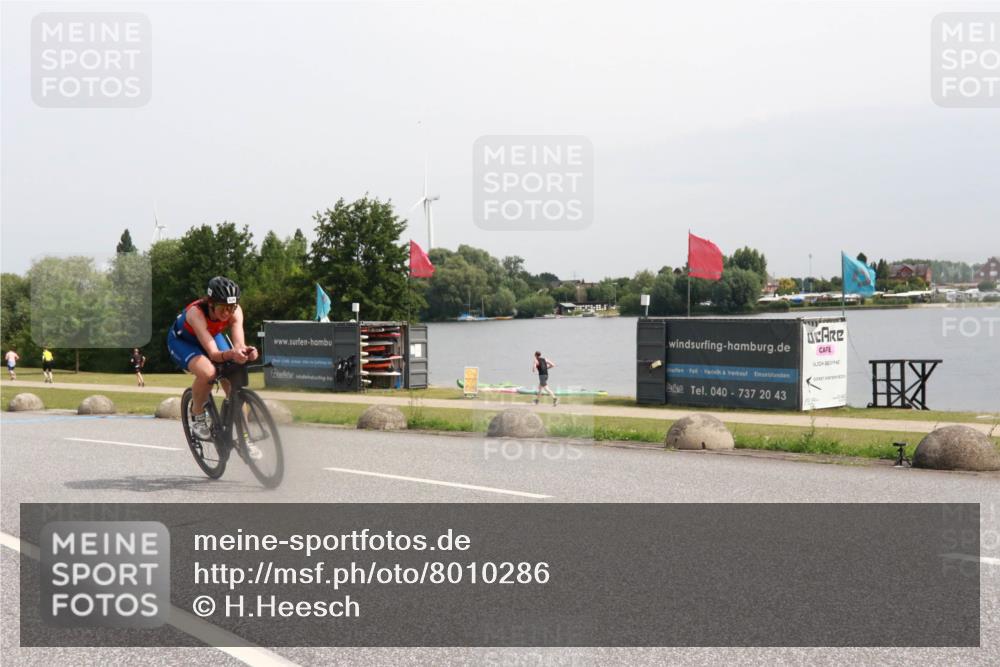 15.06.2025 - 27. Vierlanden-Triathlon H.Heesch http://msf.ph/oto/8010286 15.06.2025 11:00:46 Radfahren 61, 226, 421, 586, 726, 759 meine-sportfotos.de
