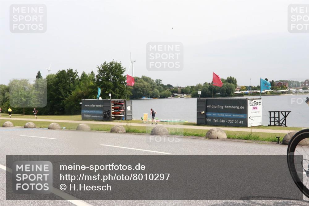 15.06.2025 - 27. Vierlanden-Triathlon H.Heesch http://msf.ph/oto/8010297 15.06.2025 11:00:46 Radfahren 61, 226, 421, 586, 726, 759 meine-sportfotos.de
