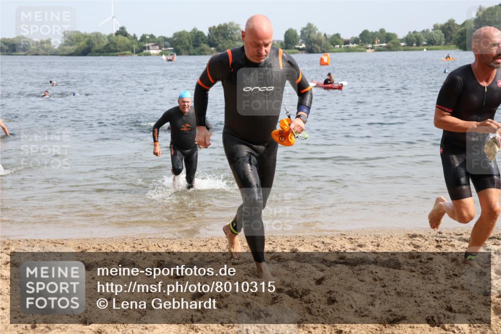15.06.2025 - 27. Vierlanden-Triathlon Lena Gebhardt http://msf.ph/oto/8010315 15.06.2025 10:07:15 Schwimmen 374, 376, 383, 414, 431, 459, 462 meine-sportfotos.de