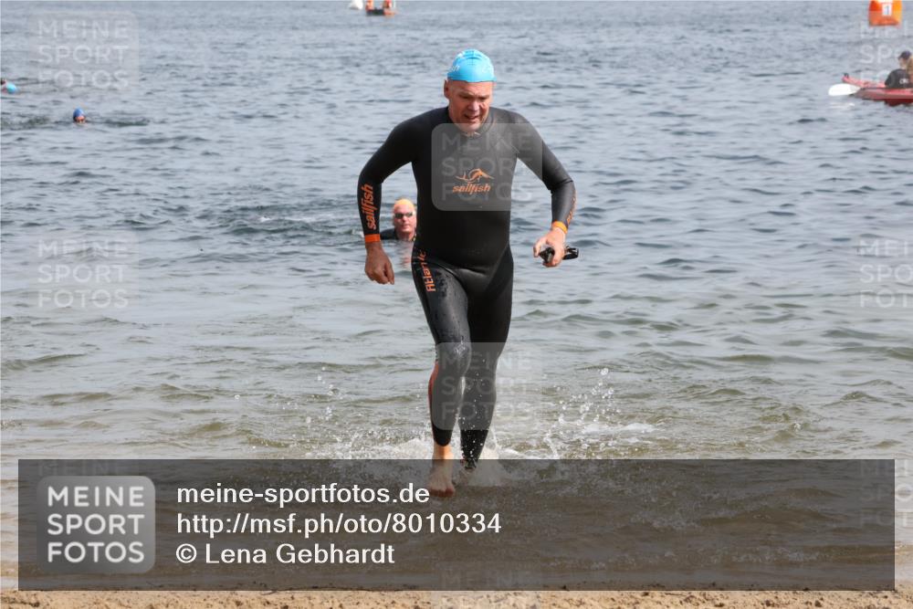 15.06.2025 - 27. Vierlanden-Triathlon Lena Gebhardt http://msf.ph/oto/8010334 15.06.2025 10:07:16 Schwimmen 374, 383, 414, 431, 459, 462 meine-sportfotos.de