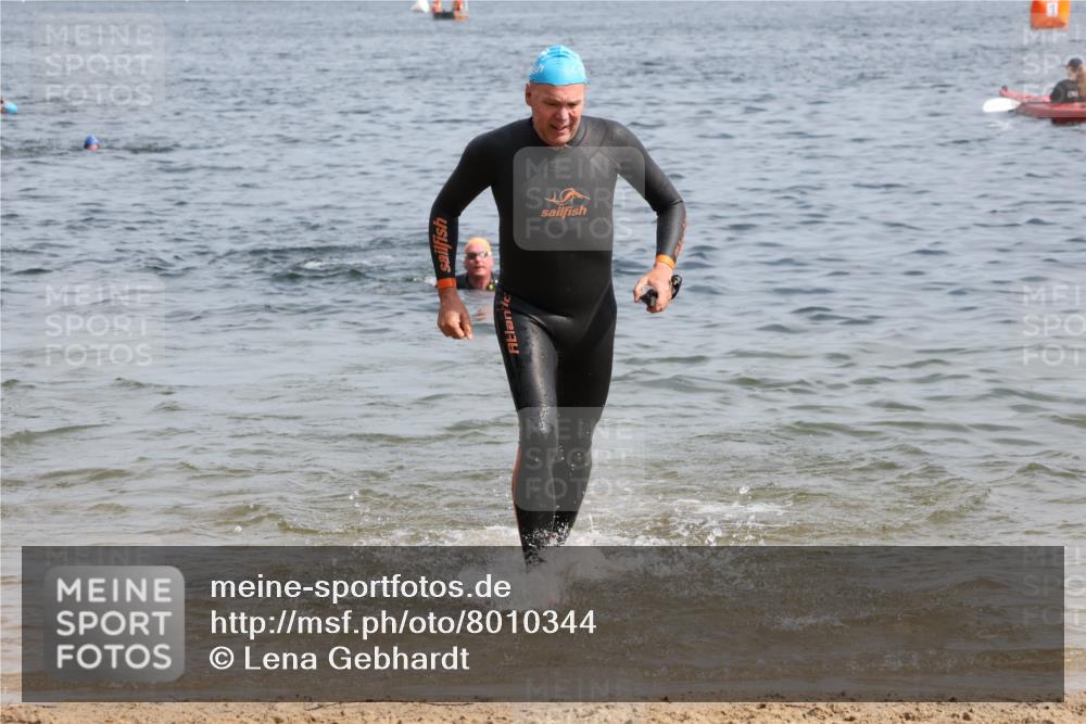 15.06.2025 - 27. Vierlanden-Triathlon Lena Gebhardt http://msf.ph/oto/8010344 15.06.2025 10:07:16 Schwimmen 374, 383, 414, 431, 459, 462 meine-sportfotos.de