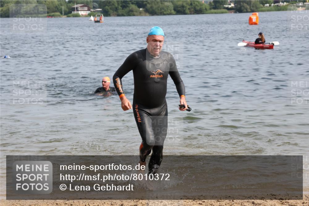 15.06.2025 - 27. Vierlanden-Triathlon Lena Gebhardt http://msf.ph/oto/8010372 15.06.2025 10:07:16 Schwimmen 374, 383, 414, 431, 459, 462 meine-sportfotos.de