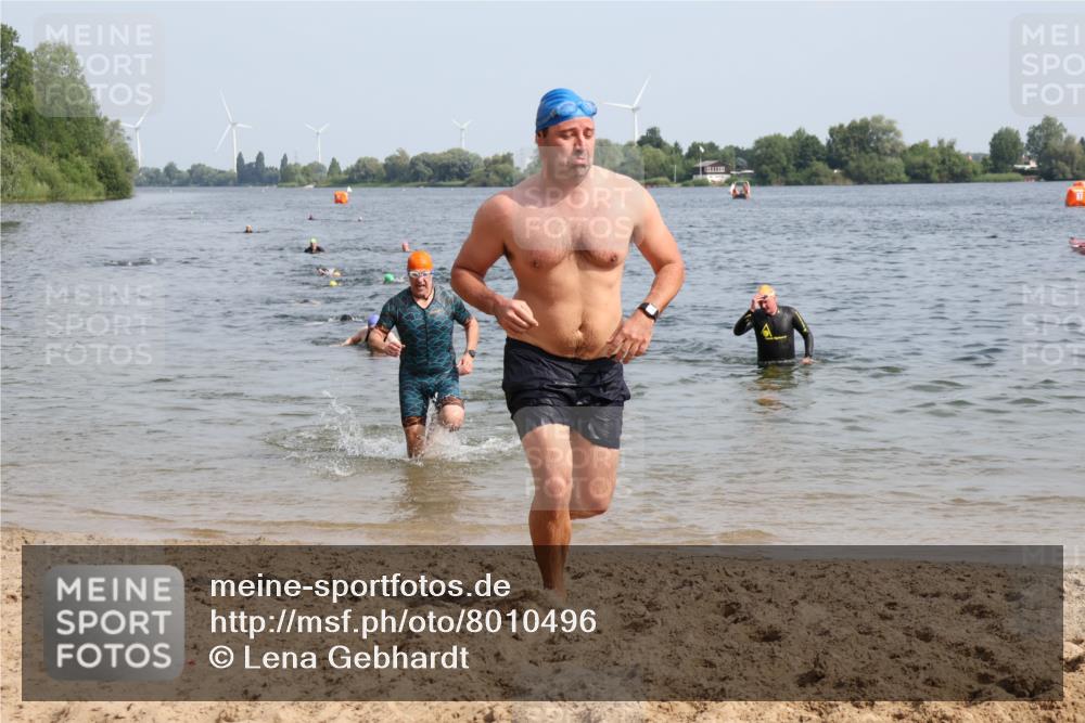 15.06.2025 - 27. Vierlanden-Triathlon Lena Gebhardt http://msf.ph/oto/8010496 15.06.2025 10:07:21 Schwimmen 374, 383, 391, 414, 431, 459 meine-sportfotos.de