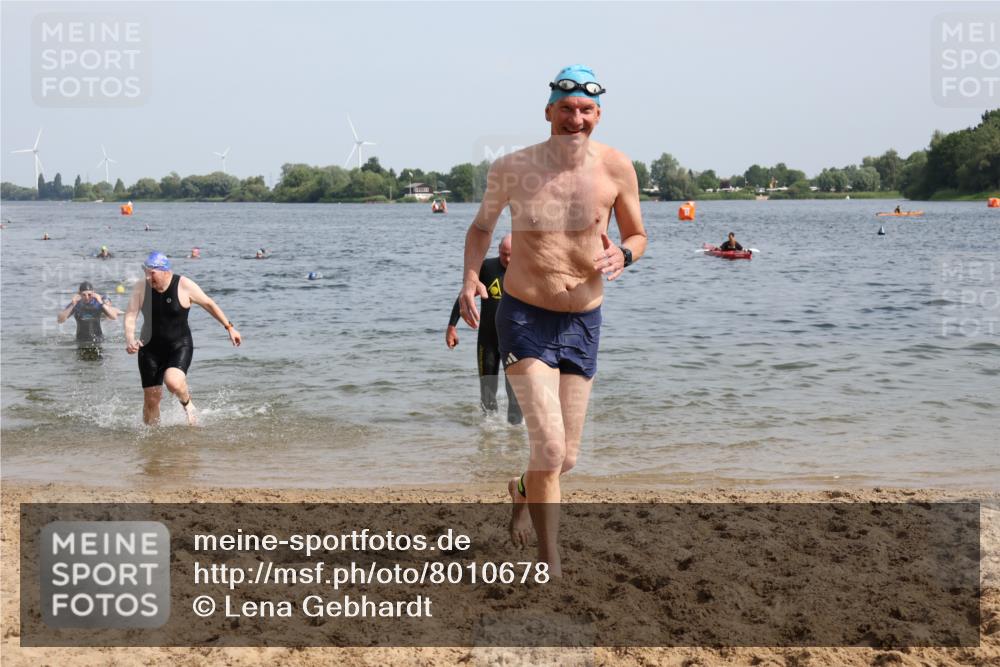 15.06.2025 - 27. Vierlanden-Triathlon Lena Gebhardt http://msf.ph/oto/8010678 15.06.2025 10:07:30 Schwimmen 374, 379, 391, 414, 431, 468 meine-sportfotos.de