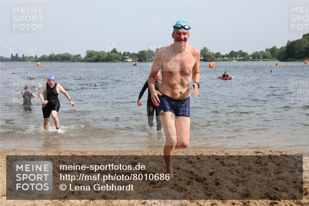 15.06.2025 - 27. Vierlanden-Triathlon Lena Gebhardt http://msf.ph/oto/8010686 15.06.2025 10:07:30 Schwimmen 374, 379, 391, 414, 431, 468 meine-sportfotos.de