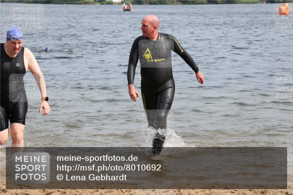 15.06.2025 - 27. Vierlanden-Triathlon Lena Gebhardt http://msf.ph/oto/8010692 15.06.2025 10:07:31 Schwimmen 374, 379, 391, 414, 468 meine-sportfotos.de