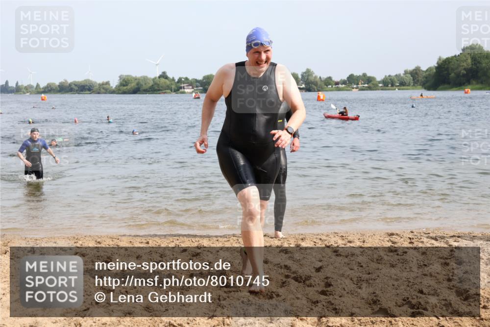 15.06.2025 - 27. Vierlanden-Triathlon Lena Gebhardt http://msf.ph/oto/8010745 15.06.2025 10:07:33 Schwimmen 374, 379, 391, 414, 468 meine-sportfotos.de