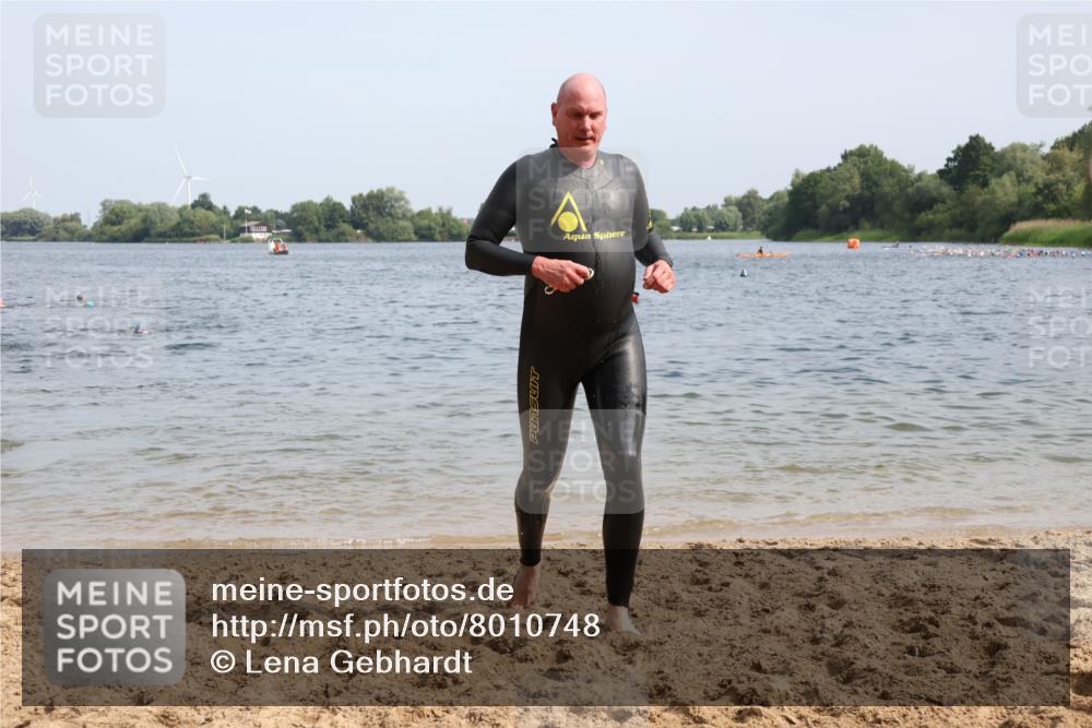 15.06.2025 - 27. Vierlanden-Triathlon Lena Gebhardt http://msf.ph/oto/8010748 15.06.2025 10:07:35 Schwimmen 379, 391, 414, 468 meine-sportfotos.de