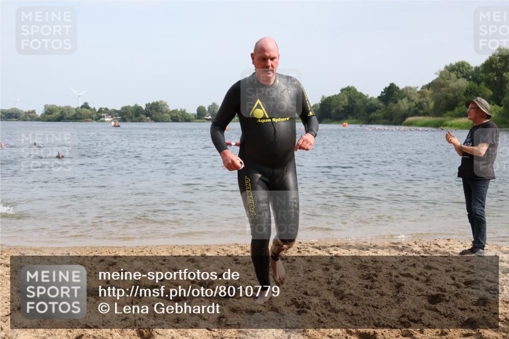 15.06.2025 - 27. Vierlanden-Triathlon Lena Gebhardt http://msf.ph/oto/8010779 15.06.2025 10:07:36 Schwimmen 379, 391, 468 meine-sportfotos.de