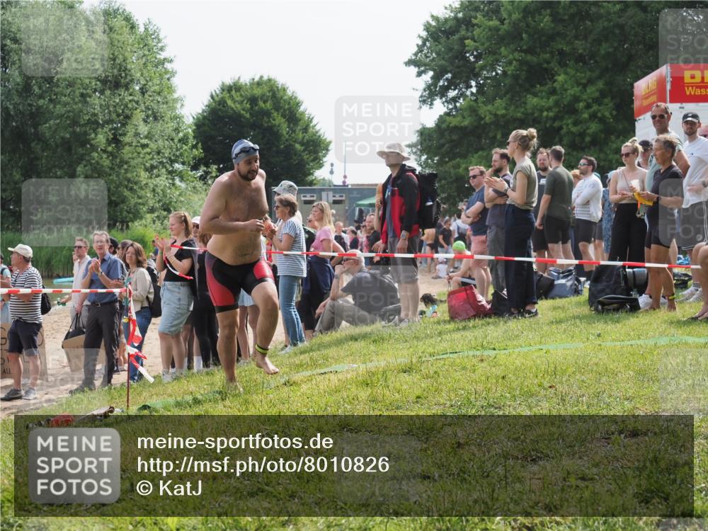 15.06.2025 - 27. Vierlanden-Triathlon KatJ http://msf.ph/oto/8010826 15.06.2025 10:10:24 Schwimmen 417, 444 meine-sportfotos.de