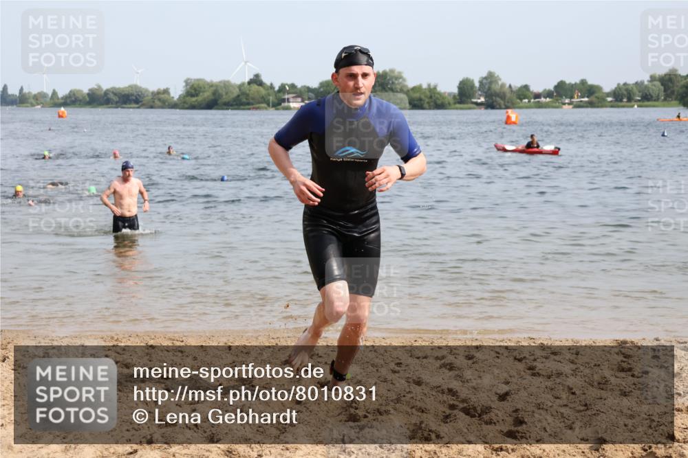 15.06.2025 - 27. Vierlanden-Triathlon Lena Gebhardt http://msf.ph/oto/8010831 15.06.2025 10:07:40 Schwimmen 371, 379, 391, 468 meine-sportfotos.de