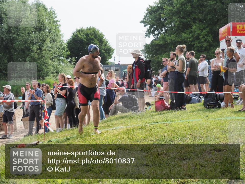 15.06.2025 - 27. Vierlanden-Triathlon KatJ http://msf.ph/oto/8010837 15.06.2025 10:10:24 Schwimmen 417, 444 meine-sportfotos.de