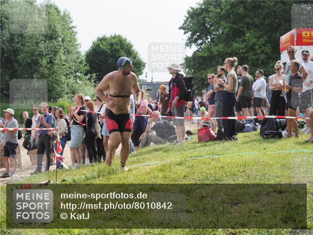 15.06.2025 - 27. Vierlanden-Triathlon KatJ http://msf.ph/oto/8010842 15.06.2025 10:10:24 Schwimmen 417, 444 meine-sportfotos.de