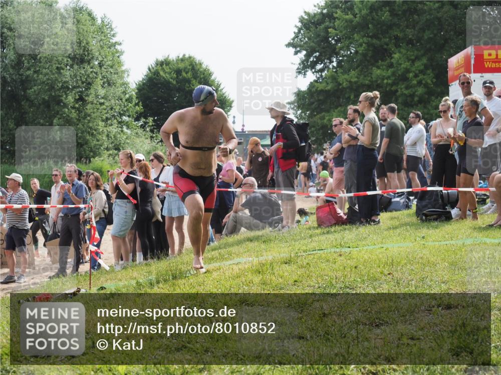 15.06.2025 - 27. Vierlanden-Triathlon KatJ http://msf.ph/oto/8010852 15.06.2025 10:10:24 Schwimmen 417, 444 meine-sportfotos.de