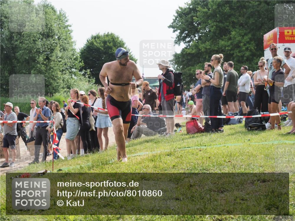 15.06.2025 - 27. Vierlanden-Triathlon KatJ http://msf.ph/oto/8010860 15.06.2025 10:10:24 Schwimmen 417, 444 meine-sportfotos.de