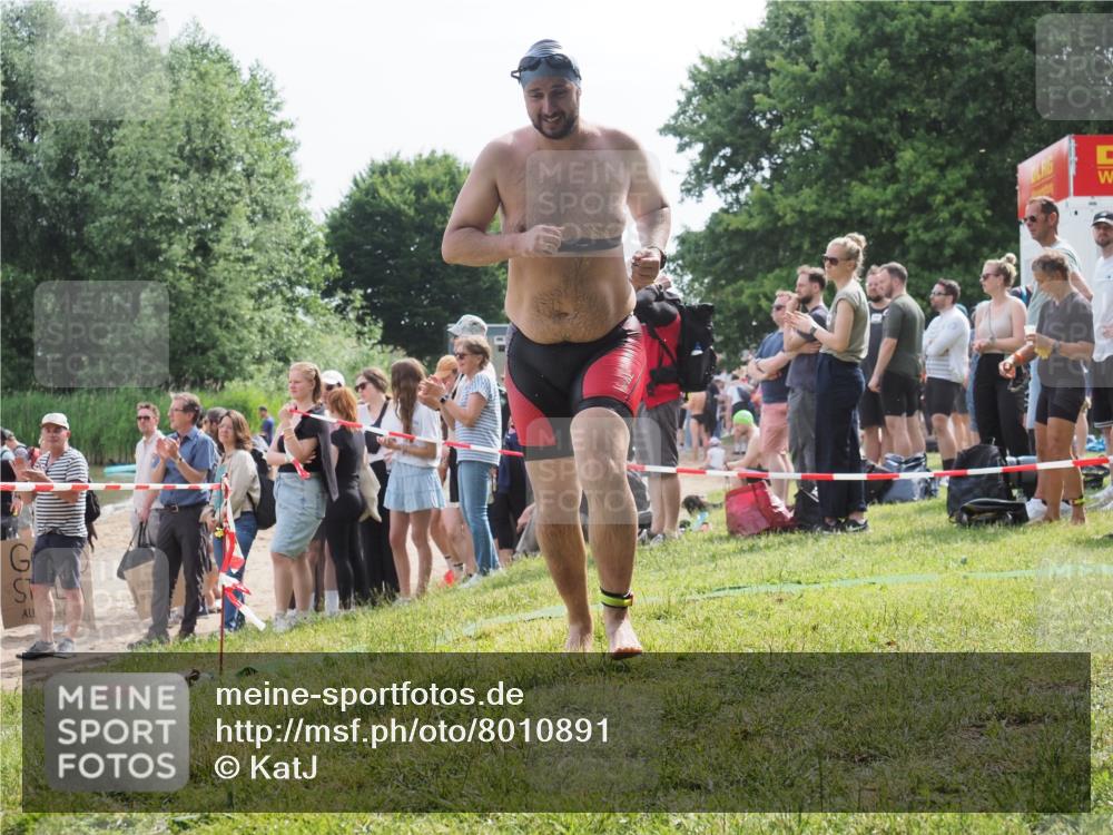 15.06.2025 - 27. Vierlanden-Triathlon KatJ http://msf.ph/oto/8010891 15.06.2025 10:10:25 Schwimmen 417, 444 meine-sportfotos.de