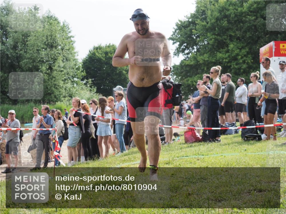 15.06.2025 - 27. Vierlanden-Triathlon KatJ http://msf.ph/oto/8010904 15.06.2025 10:10:25 Schwimmen 417, 444 meine-sportfotos.de
