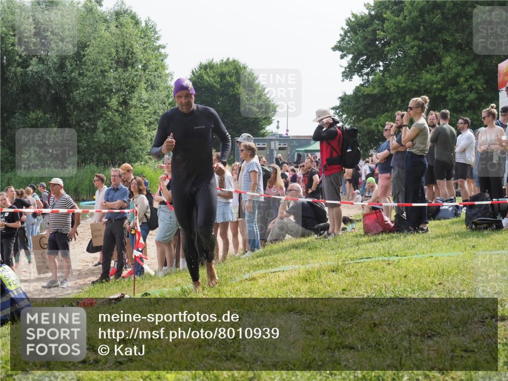 15.06.2025 - 27. Vierlanden-Triathlon KatJ http://msf.ph/oto/8010939 15.06.2025 10:10:28 Schwimmen 417, 444 meine-sportfotos.de