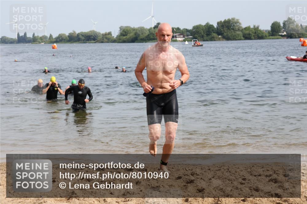 15.06.2025 - 27. Vierlanden-Triathlon Lena Gebhardt http://msf.ph/oto/8010940 15.06.2025 10:07:47 Schwimmen 371, 395, 407 meine-sportfotos.de
