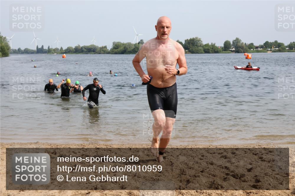 15.06.2025 - 27. Vierlanden-Triathlon Lena Gebhardt http://msf.ph/oto/8010959 15.06.2025 10:07:48 Schwimmen 371, 395, 407 meine-sportfotos.de