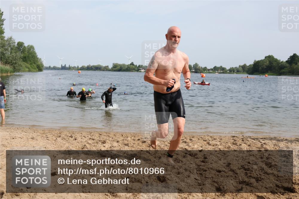 15.06.2025 - 27. Vierlanden-Triathlon Lena Gebhardt http://msf.ph/oto/8010966 15.06.2025 10:07:49 Schwimmen 371, 395, 407 meine-sportfotos.de