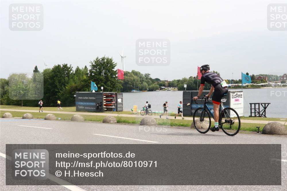 15.06.2025 - 27. Vierlanden-Triathlon H.Heesch http://msf.ph/oto/8010971 15.06.2025 11:01:25 Radfahren 484, 501 meine-sportfotos.de