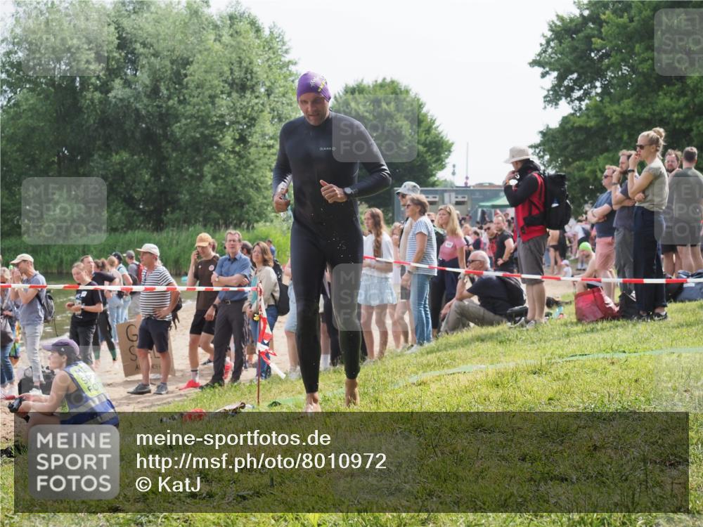 15.06.2025 - 27. Vierlanden-Triathlon KatJ http://msf.ph/oto/8010972 15.06.2025 10:10:28 Schwimmen 417, 444 meine-sportfotos.de