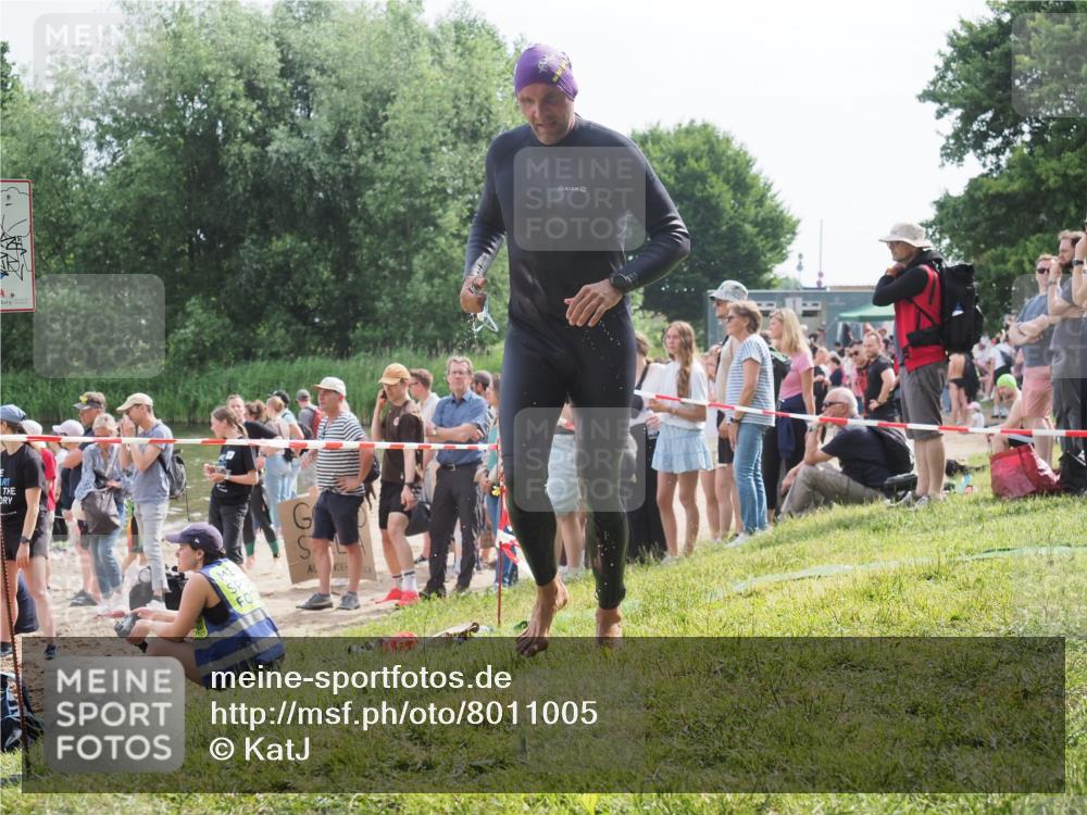 15.06.2025 - 27. Vierlanden-Triathlon KatJ http://msf.ph/oto/8011005 15.06.2025 10:10:29 Schwimmen 417, 444 meine-sportfotos.de