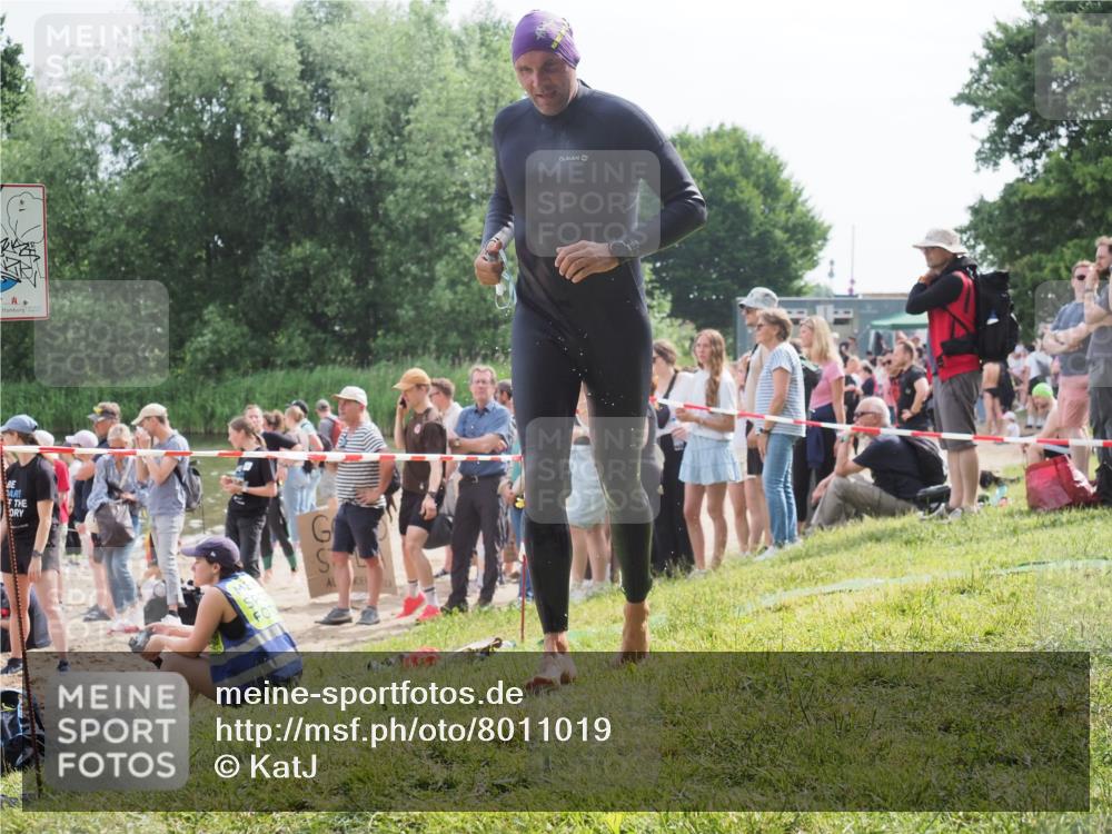 15.06.2025 - 27. Vierlanden-Triathlon KatJ http://msf.ph/oto/8011019 15.06.2025 10:10:29 Schwimmen 417, 444 meine-sportfotos.de