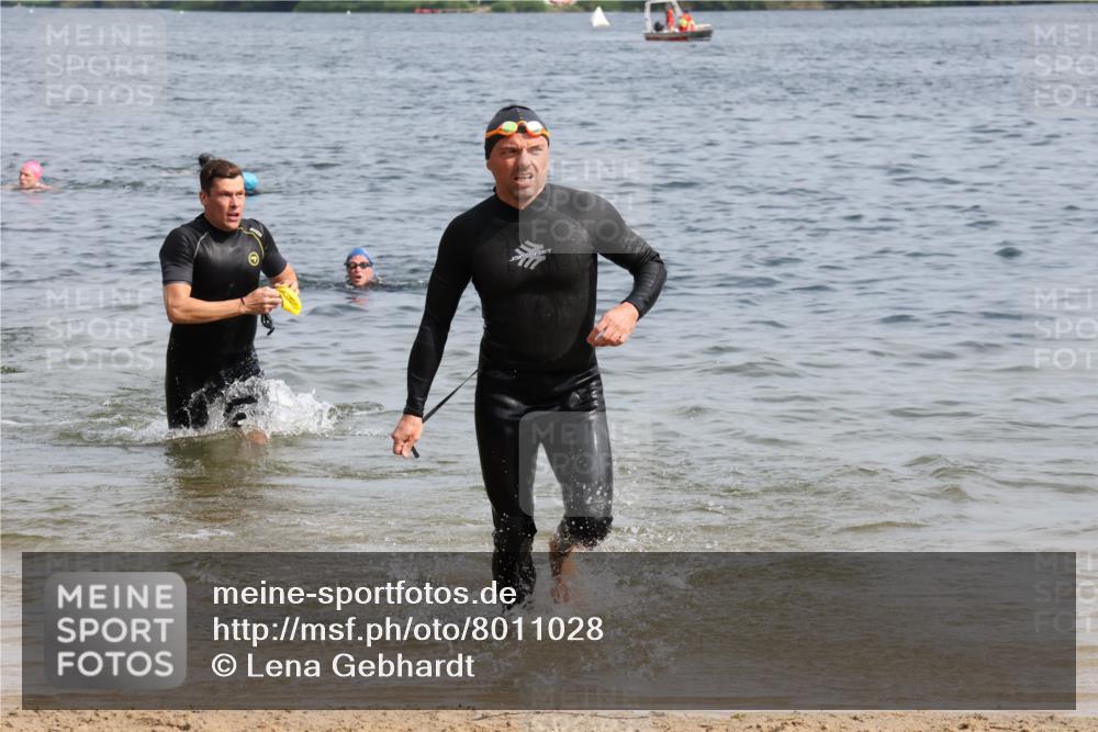 15.06.2025 - 27. Vierlanden-Triathlon Lena Gebhardt http://msf.ph/oto/8011028 15.06.2025 10:07:52 Schwimmen 371, 395, 407 meine-sportfotos.de
