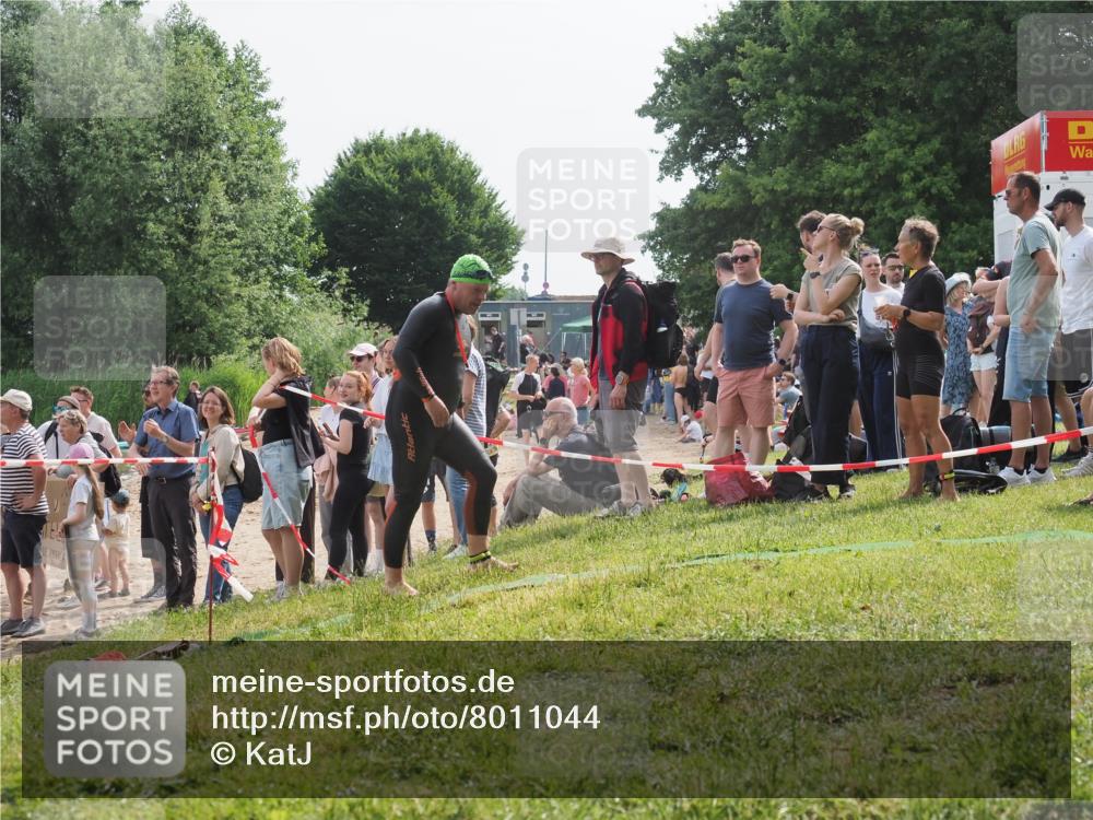 15.06.2025 - 27. Vierlanden-Triathlon KatJ http://msf.ph/oto/8011044 15.06.2025 10:11:06 Schwimmen 451 meine-sportfotos.de