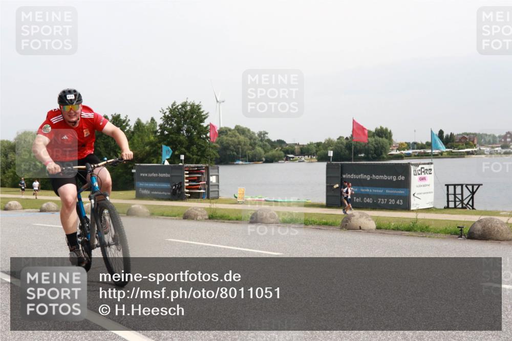 15.06.2025 - 27. Vierlanden-Triathlon H.Heesch http://msf.ph/oto/8011051 15.06.2025 11:01:49 Radfahren 90, 239, 584, 614 meine-sportfotos.de